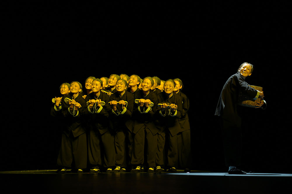 마을 입구를 지키는 여인（守在村口的娘） poster