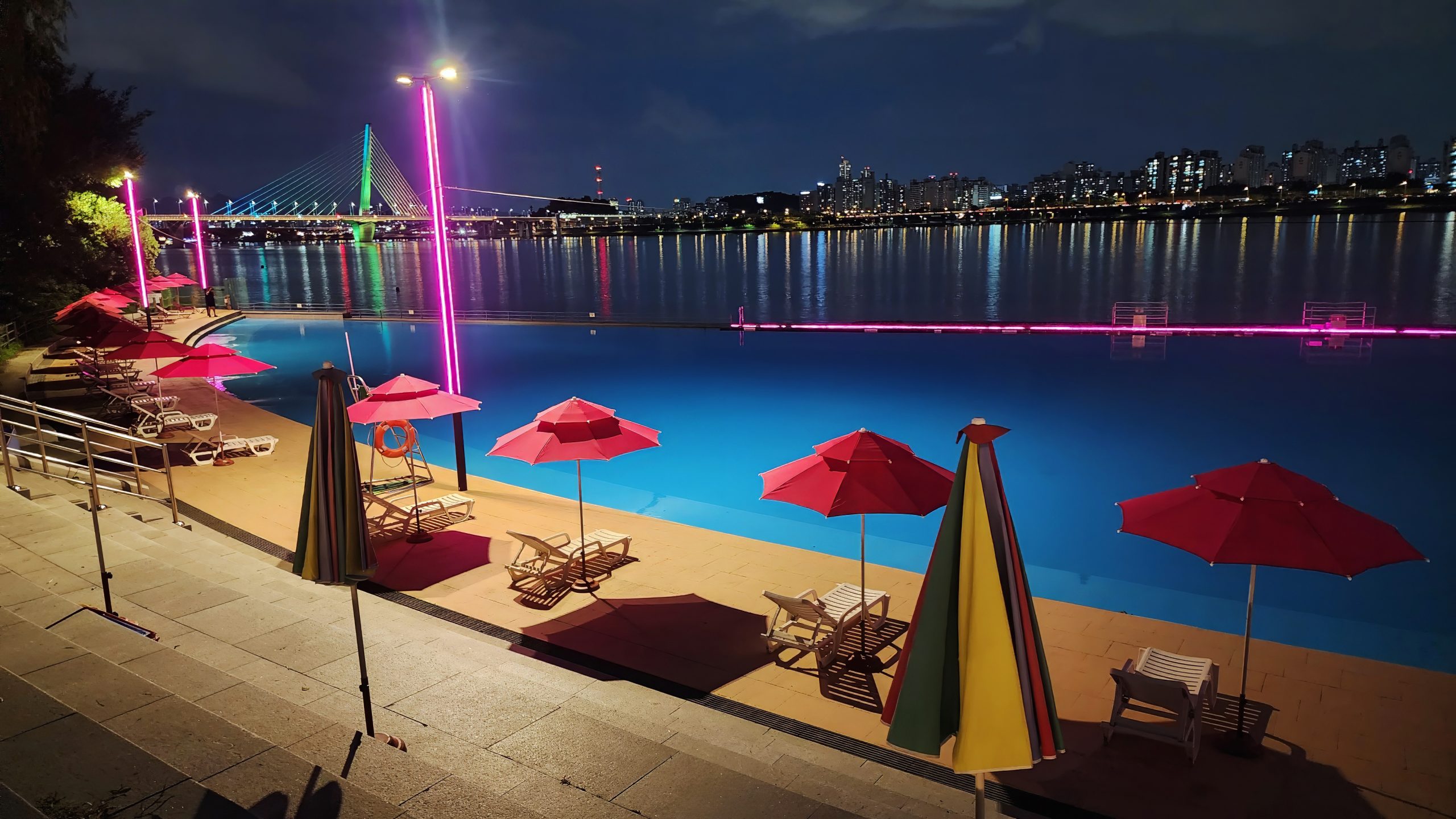 빛나는 달빛수영장